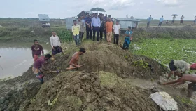 অবৈধ বাঁধ কেটে খাল দখলমুক্ত করলো প্রশাসন