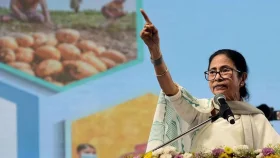 দূর্গের পতন: অস্তিত্ব রক্ষার কঠিন লড়াইয়ে মমতা