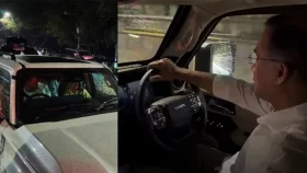 স্ত্রীকে সাথে নিয়ে নিজেই গাড়ি চালিয়ে অনুষ্ঠানে গেলেন প্রধানমন্ত্রী