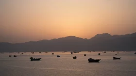 হরমুজ প্রণালী খোলার শর্তে অটল ইরান