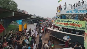 নৌপথে ঈদযাত্রা: ঝড়বৃষ্টি উপেক্ষা করে বাড়ির পথে মানুষ