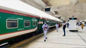 নাড়ির টানে কমলাপুরে ঘরমুখো মানুষের ঢল