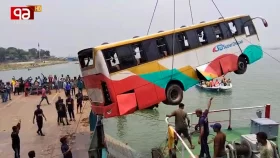 পদ্মায় পড়ে যাওয়া যাত্রীবাহী বাস উদ্ধার, হতাহত নেই
