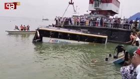 দৌলতদিয়া ঘাটে নিয়ন্ত্রণ হারিয়ে আবারও বাস পড়লো নদীতে