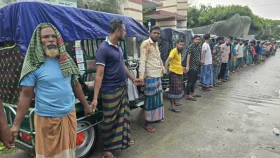বিদ্যুৎ বিভ্রাটের প্রতিবাদে রাঙ্গাবালীতে বৃষ্টিতে ভিজে অটোচালকদের মানববন্ধন