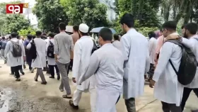 দ্বিতীয় দিনের মতো কর্মবিরতিতে ইন্টার্ন চিকিৎসকরা