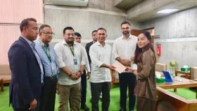 ফুটবলার ঋতুপর্ণার হাতে অনুদানের চেক তুলে দিলেন প্রধানমন্ত্রী