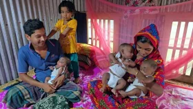 &lsquo;বিরল আনন্দে&rsquo; বিষাদের ছায়া, তিন সন্তানের কান্না থামাতে বাবার আকুতি