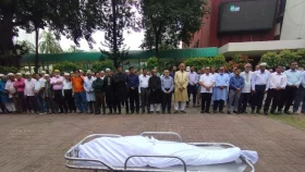 শেষবারের মতো বিটিভি প্রাঙ্গণে বরেণ্য শিল্পী মুস্তাফা মনোয়ার, প্রথম জানাজা সম্পন্ন