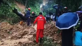 ভারী বর্ষণে বিপর্যস্ত বান্দরবান, পাহাড়ধসে বন্ধ যোগাযোগ