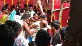 বিয়ে বাড়িতে খাসি না দিয়ে মুরগি, তারপর&hellip;