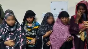দলবেঁধে পকেট কাটতেন ছয় নারী, হাতেনাতে আটক
