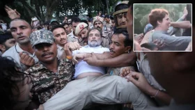 মোদীর বাসভবনের সামনে থেকে আটক রাহুল-প্রিয়াঙ্কা