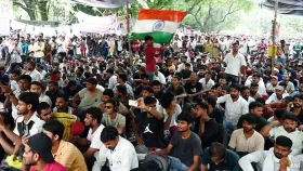 ছাত্র আন্দোলন সামলাতে দ্বিমুখী কৌশলে মোদী সরকার