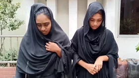 অটোরিকশা ছিনতাই করছিলেন দুই নারী, জনতার হাতে ধরা