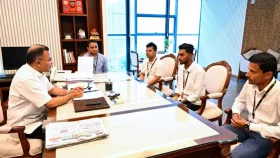 রক্তমাখা পতাকা নিয়ে প্রধানমন্ত্রীর সঙ্গে সাক্ষাৎ জুলাই যোদ্ধা আজিজুরের