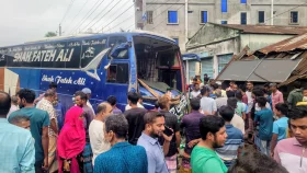 বগুড়ায় বাসের চাপায় প্রাণ গেলো সাত শ্রমিকের, আহত ১৭