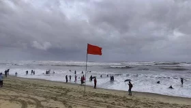 বঙ্গোপসাগরে সুস্পষ্ট লঘুচাপ, চার সমুদ্রবন্দরে তিন নম্বর সতর্ক সংকেত