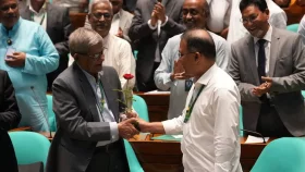 নবনির্বাচিত রাষ্ট্রপতিকে লাল গোলাপ দিয়ে শুভেচ্ছা জানালেন প্রধানমন্ত্রী