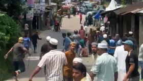 মাজারের ওয়াকফ এস্টেট পরিচালনা নিয়ে তুমুল সংঘর্ষ, পুলিশসহ আহত ৩০