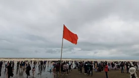 কক্সবাজার সৈকতে গোসলে নেমে এক পর্যটকের মৃত্যু, নিখোঁজ আরেকজন