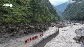 নেপাল-চীন সীমান্তে হ্রদ উপচে আতঙ্ক, সাময়িক বন্ধ উদ্ধারকাজ