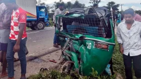 &lrm;কিশোরগঞ্জে কাভার্ডভ্যান-সিএনজি সংঘর্ষ নিহত তিন