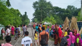 সন্তানকে বাঁচাতে গিয়ে ট্রেনের ধাক্কায় মায়ের মৃত্যু