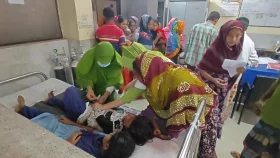 চাঁপাইনবাবগঞ্জে আবারও স্কুল ফিডিংয়ের খাবার খেয়ে ১০ শিশু অসুস্থ