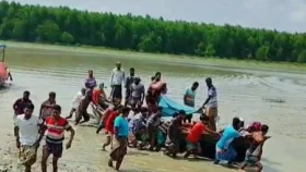 নৌকায় বসে চা খাওয়াই কাল হলো এক কর্মজীবীর