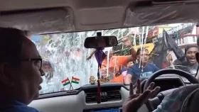 ডিম-পাথর ছুড়ে গাড়ি ভাঙচুর, পশ্চিমবঙ্গে উত্তজেনা তুঙ্গে