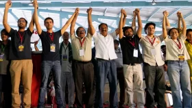 ককরোচের গর্জনে কাঁপছে বেঙ্গালুরু, মঞ্চে রাঠি ও রাজ
