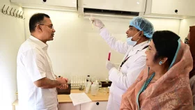 নিরাপদ খাদ্য পরীক্ষার ভ্রাম্যমাণ ল্যাব পরিদর্শনে প্রধানমন্ত্রী