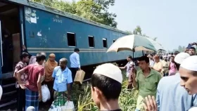 লাকসামে লাইনচ্যুত কর্ণফুলী এক্সপ্রেসের তিন বগি