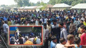 যাত্রাবিরতির দাবিতে ট্রেন আটকে চার ঘণ্টা রেলপথ অবরোধ