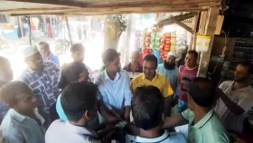 রাস্তায় কুঁড়িয়ে পাওয়া টাকা মালিককে পৌঁছে দিলেন দুই বন্ধু