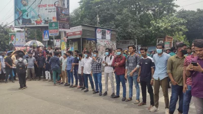 রাজধানীর নীলক্ষেত মোড়ে সাত কলেজের শিক্ষার্থীদের অবস্থান। ছবি: একাত্তর