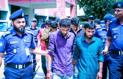 খাগড়াছড়িতে ডেঙ্গুর কিটসহ গ্রেপ্তাররা। ইমেজ: সংগৃহীত