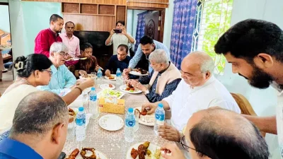 নিজের বাড়িতে দুই মন্ত্রীকে আপ্যায়ন করছেন ডিবি প্রধান হারুন। ইমেজ: সংগৃহীত