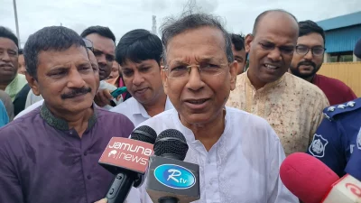 আখাউড়ায় সাংবাদিকদের সঙ্গে কথা বলছেন আইনমন্ত্রী। ইমেজ: একাত্তর