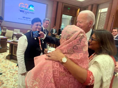 প্রধানমন্ত্রী শেখ হাসিনা ও তার কন্যা সায়মা ওয়াজেদের সঙ্গে সেলফি তুলছেন যুক্তরাষ্ট্রের প্রেসিডেন্ট জো বাইডেন। এসময় উপস্থিত ছিলেন বাংলাদেশের পররাষ্ট্রমন্ত্রী একে আব্দুল মোমেন ও মার্কিন পররাষ্ট্রমন্ত্রী অ্যান্টনি ব্লিংকেন।