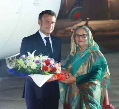 ফরাসি প্রেসিডেন্ট ইমানুয়েল ম্যাক্রোঁ ঢাকায় পৌঁছালে প্রধানমন্ত্রী শেখ হাসিনা তাকে অভ্যর্থনা জানান। ছবি: ফোকাস বাংলা