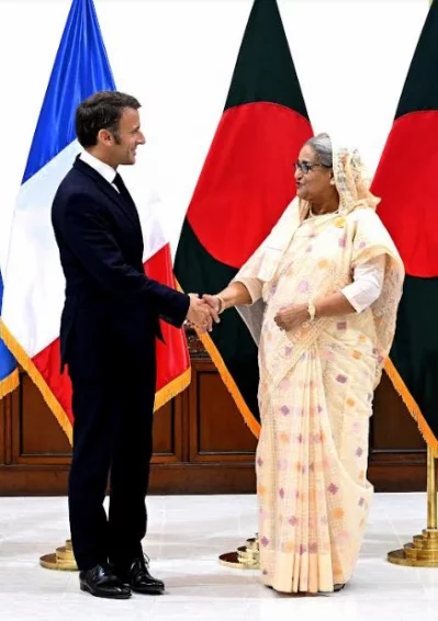 ফ্রান্সের প্রেসিডেন্ট ইমানুয়েল ম্যাক্রোঁকে নিজ কার্যালয়ে স্বাগত জানান প্রধানমন্ত্রী শেখ হাসিনা