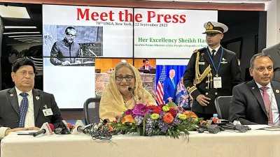 জাতিসংঘে বাংলাদেশের স্থায়ী মিশনে সংবাদ সম্মেলনে প্রধানমন্ত্রী শেখ হাসিনা। পাশে রয়েছেন পররাষ্ট্রমন্ত্রী এ কে আব্দুল মোমেন। 