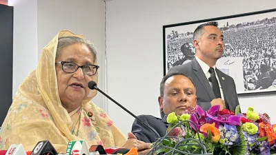 নিউইয়র্কে জাতিসংঘে বাংলাদেশের স্থায়ী মিশনে সংবাদ সম্মেলনে প্রধানমন্ত্রী শেখ হাসিনা।