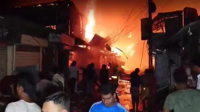 নরসিংদীর বাবুরহাটের আগুন নিয়ন্ত্রণে। ইমেজ- একাত্তর টিভি। 