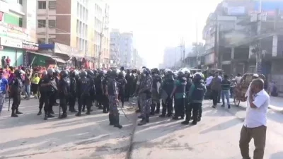 পোশাক কারখানা শ্রমিকদের ন্যূনতম বেতন ২৩ হাজার টাকা করার দাবিতে গত কয়েকদিন ধরে গাজীপুরের কোনাবাড়ি, কাশিমপুর, সফিপুর ও মৌচাকসহ আশপাশের কারখানায় আন্দোলন চলছে।