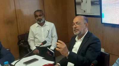 বৃহস্পতিবার সন্ধ্যায় সচিবালয়ে ঘূর্ণিঝড় প্রস্তুতি কর্মসূচি বাস্তবায়ন বোর্ডের সভা শেষে ত্রাণ প্রতিমন্ত্রী সাংবাদিকদের ঘূর্ণিঝড়ের হালনাগাদ তথ্য জানান। ইমেজ: সংগৃহীত