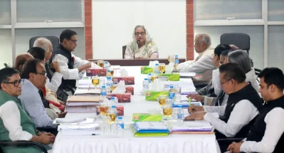 রাজধানীর তেজগাঁওয়ে ঢাকা জেলা আওয়ামী লীগের কার্যালয়ে আওয়ামী লীগের সংসদীয় মনোনয়ন বোর্ডের সভায় দলের সভাপতি শেখ হাসিনা।