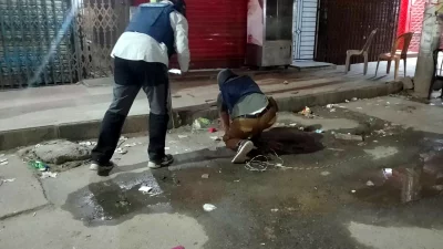 পুলিশ সদস্যদের লক্ষ্য করে নিক্ষেপ করা ককটেলটি অবিস্ফোরিত অবস্থায় পুলিশের বোম্ব ডিসপোজাল ইউনিট নিষ্ক্রিয় করে। ইমেজ: একাত্তর
